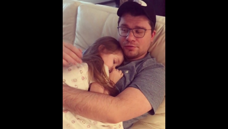 Кристина асмус опубликовала трогательно видео с мужем и дочерью