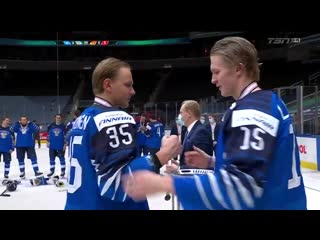 Finnish captain anton lundell is handing out medals to his teammates! respect