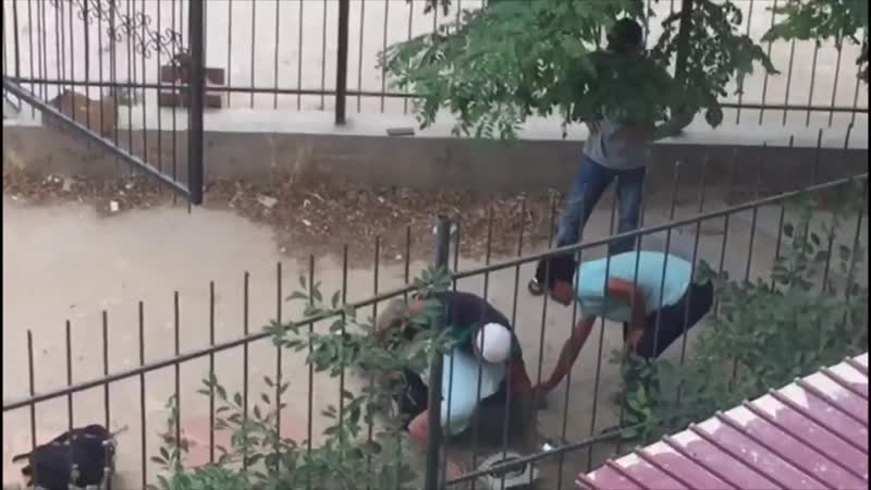 Парень не удержался и выскочил на помощь незнакомому мужчине, которого избивали трое неизвестных