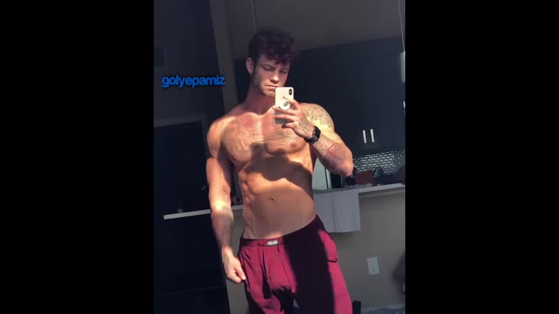 Модель dustin mcneer любуется перед зеркалом своим шикарным телом 🔥