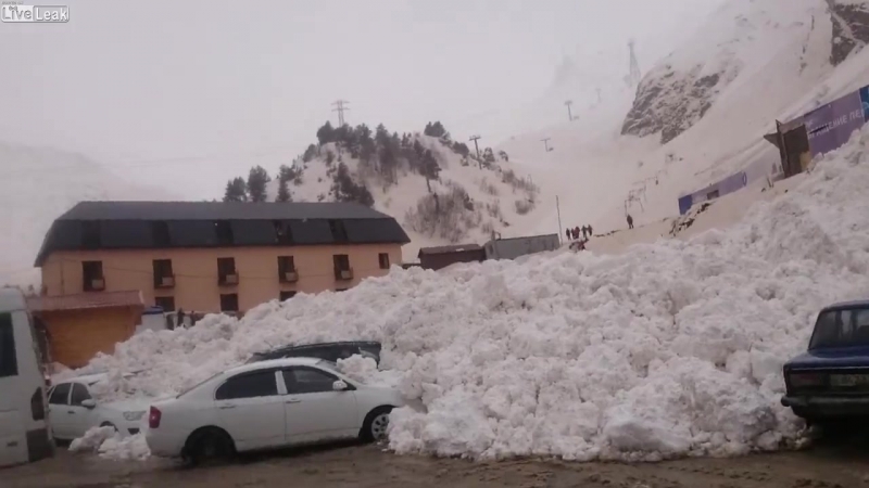 Лавина сошла на поляну азау в приэльбрусье