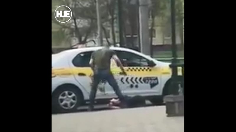 В витебске двое парней устроили файт за выгодное место в такси
