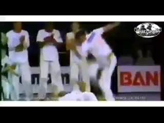 Mestre camisa abada capoeira