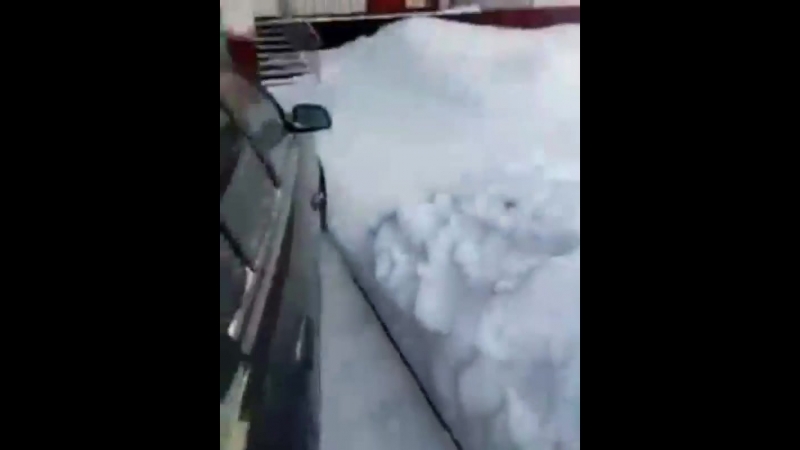 Греет феном