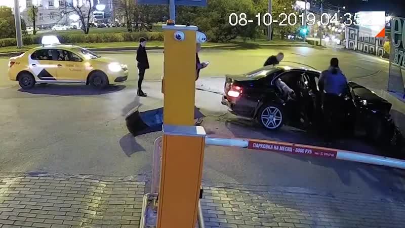 Mercedes пролетел перекрёсток на красный и протаранил стену