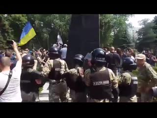 В харькове сегодня скинули памятник жукову