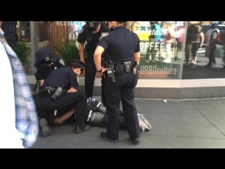 Ny nj port authority police take down suspect after resisting arrest and trying to escape