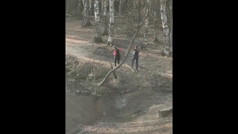 В карачаево черкесии девушек не смутило отсутствие снега и они активно занимались на беговых лыжах