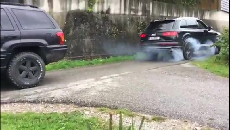 Audi sq7 и jeep grand cherokee wj перетягивают канат, audi sq7 перетянул, в автосервисе справа довольны