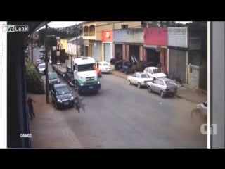 Страшная авария бразильского мотоциклиста(motorcyclist survives after brutal collision)