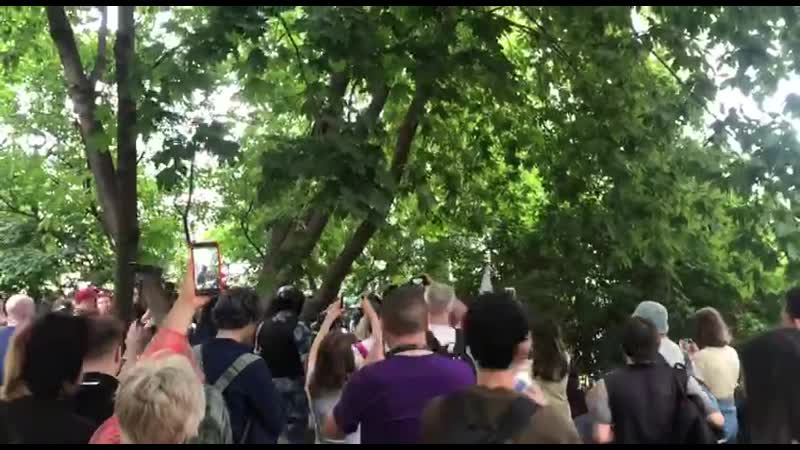 Полицейские избивают задержанных на страстном бульваре