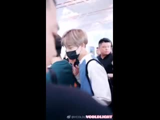 So while at the airport winwin was preoccupied with waving to fans accidentally bumped into hendery