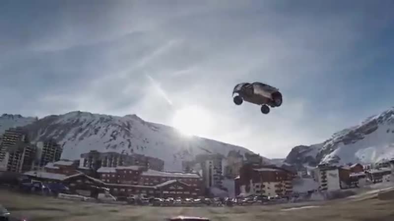 Неудачный прыжок с трамплина на авто