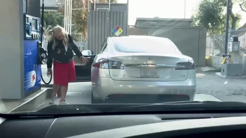 Дeвушкa vs tesla