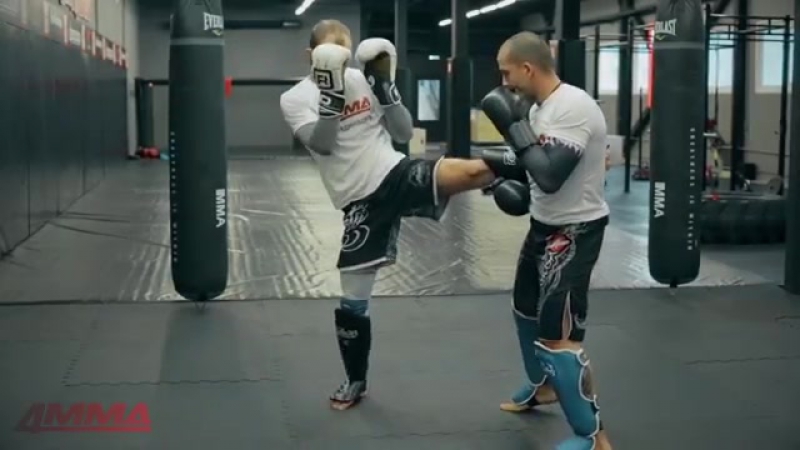 Тайский бокс с чемпионом мира встречаем мидл кик и атакуем бьющую ногу противника