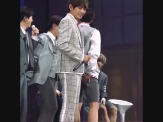 Bts трогают ягодицы чонгука