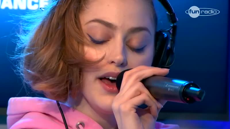 Бетта лемме исполняет песню "bambola" на fun radio