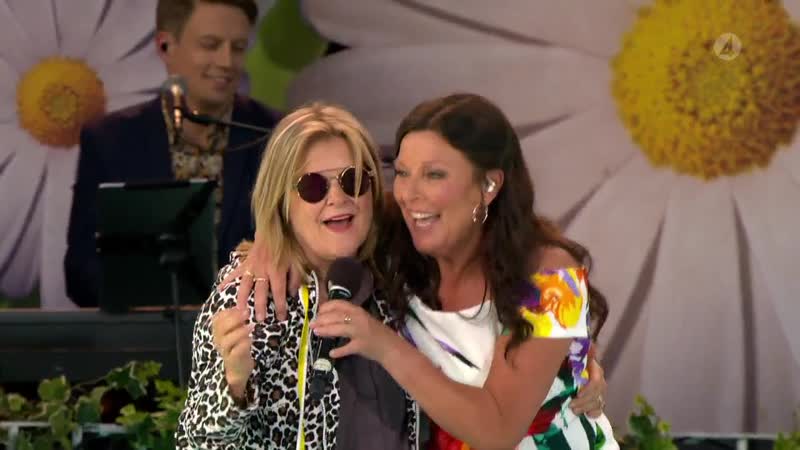 Här överraskas elisabeth ”bettan” andreassen av lotta engberg (lotta på liseberg )