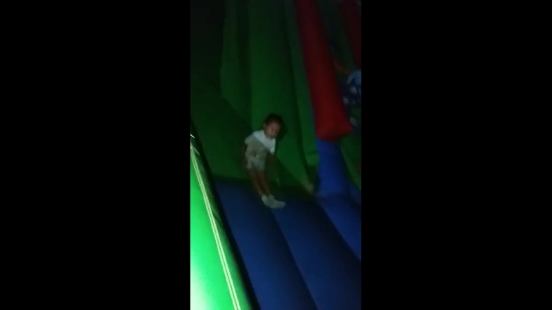 Девочка рухнула в дыру в батуте в жаркенте