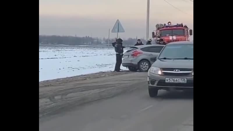 Бухого водилу приковали к дорожному знаку