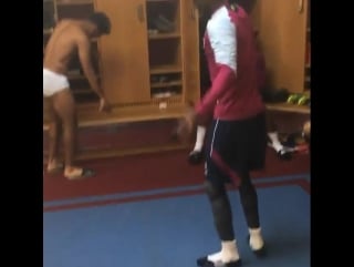 Альберт адома отжигает в раздевалке «астон виллы»