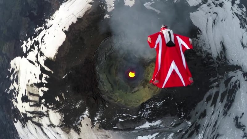 Пролететь в вингсьюте над жерлом действующего вулкана