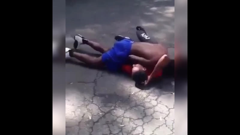 Крайне рискованный приём провёл чёрный боец в синих трусах боевой гопак