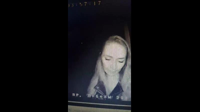 В челябинске агрессивный маньяк, избивший девушку в подъезде, попал на камеру видеонаблюдения