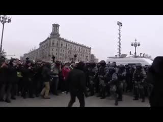 Парень смелый драка с омоном один против все на митинге в поддержку навального 2021(360p) mp4