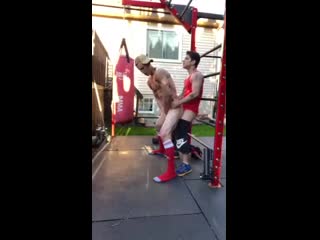 Парни занимаются спортом