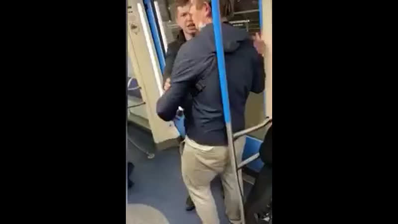 В метро парни защищают девушек, к которым начали приставать двое пьяных пассажиров