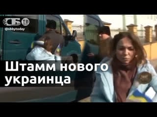 Неадекватная украинка лупит священника флажком украины и скачет
