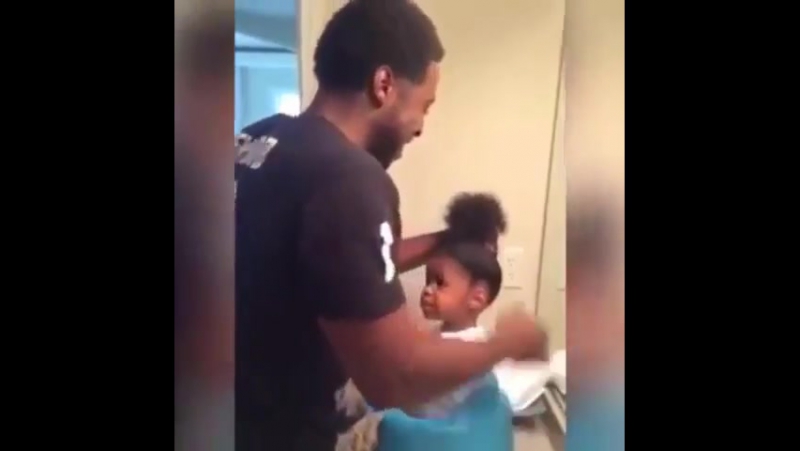 Папа решил завязать своей дочери волосы, но что то пошло не так