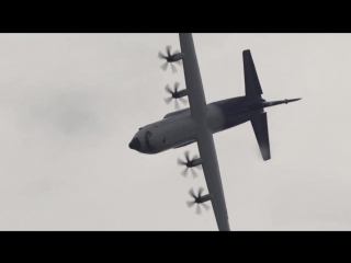 Unbelievable lockheed hercules c 130j loop during the farnborough air show 2018 (4k)