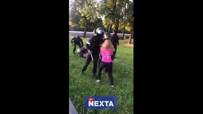 6 милиционеров избивают