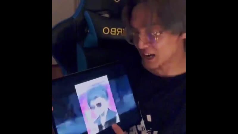 Haechan say “ahhh cute~” while looking at that one jisung gif><