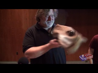 Гейб показывает "3"