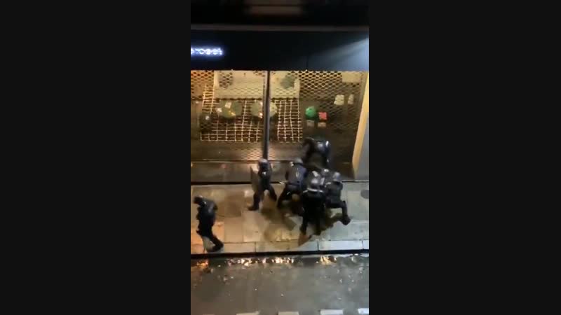 Правоохранители франции демократично дубасят протестующего