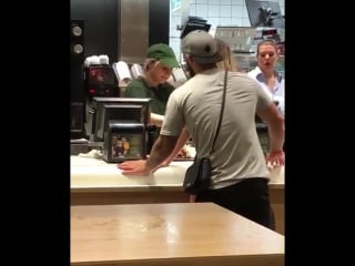 Присунул на полу федора