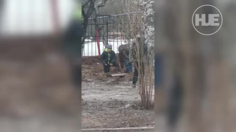 В малоярославце (калужская область) ребёнка засосало в грязевую яму на территории школы