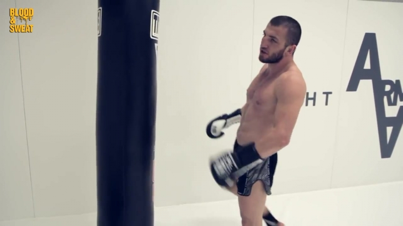 Джабар аскеров комбинация с ударом колена и тренироа ног для муай тай