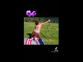 Поймала змею голыми руками