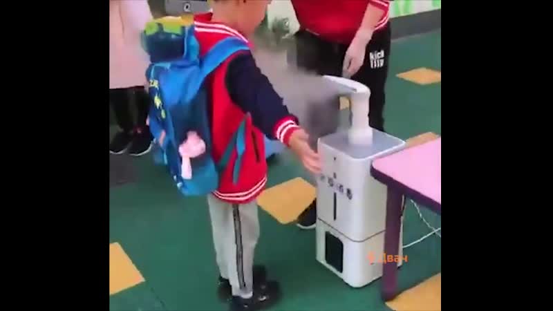 Как то так сейчас происходит дезинфекция ребенка перед началом занятий в китайской школе