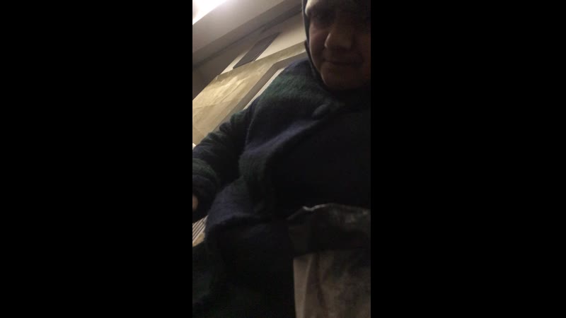 "молодая цыганская бабка" и цыганка торгашка, которая агрессивно её защищала