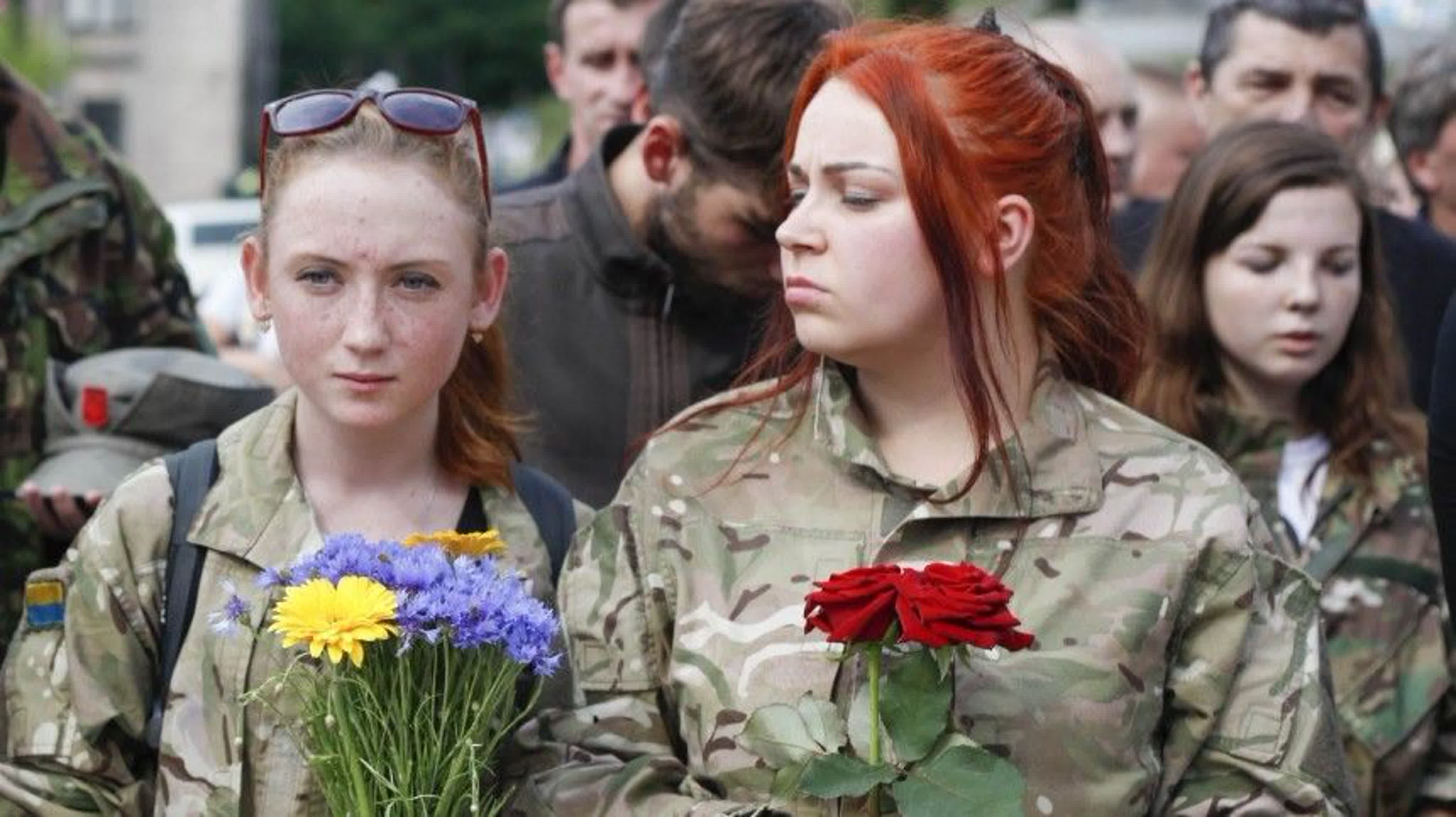 Украинки в плену. Женщины военнослужащие. Женщины в украинской армии. Женщины военные на Украине. Женщины на войне в Украине.