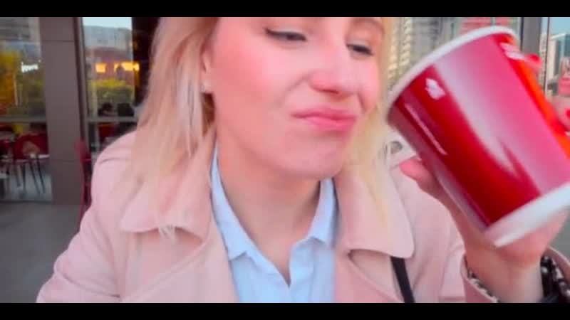 Девушка пьёт кофе со спермой