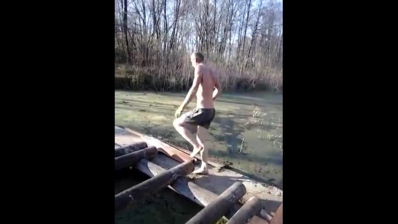 Чувак решил искупаться в ноябре