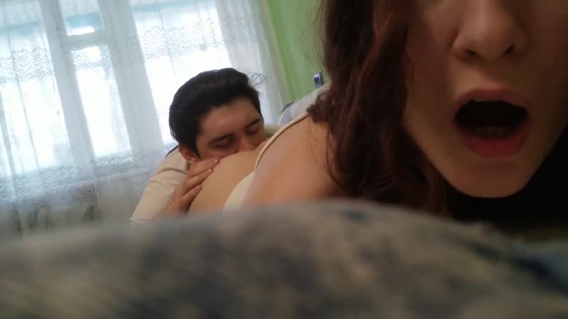 Лижет ей попку и доводит языком до оргазма