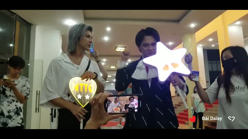 Idol denis ôm lấy trưởng fan only trung quân sau hậu trường vlive tháng 6 20