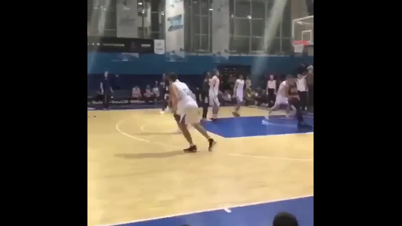 Ламело болл сажает на задницу питерского пацана